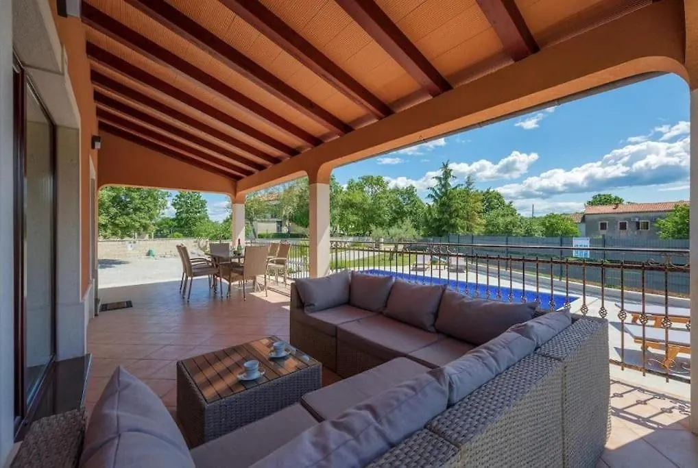 Villa Luna, Tinjan
