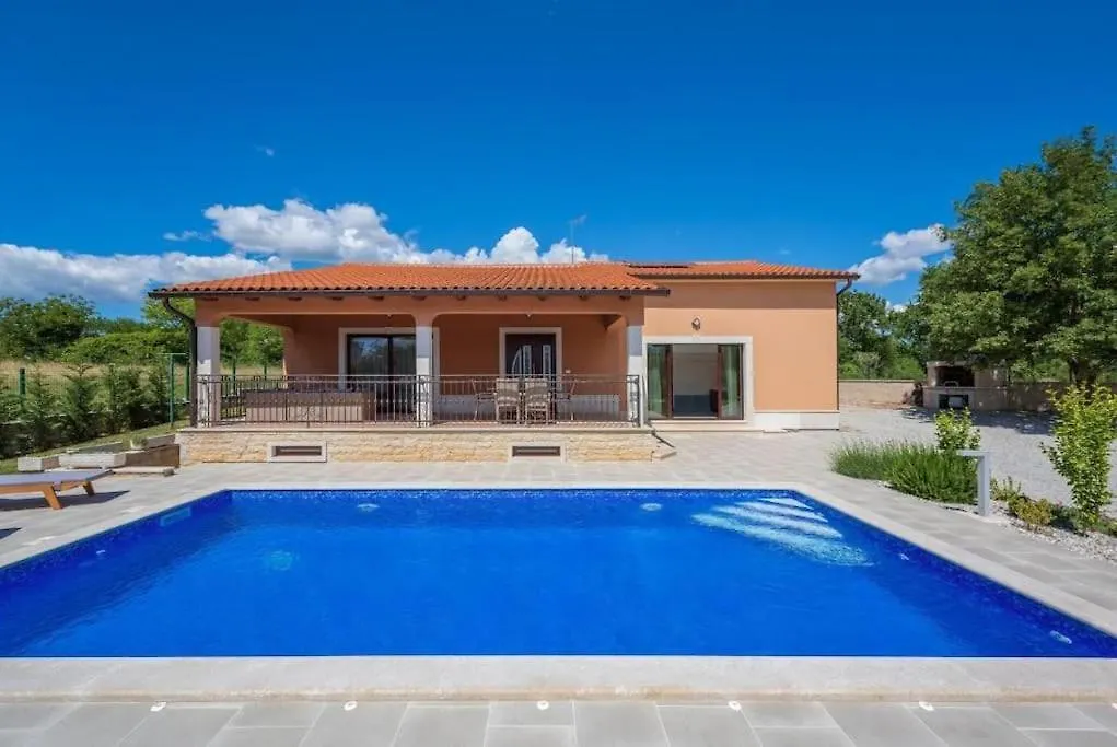 Villa Luna, Tinjan