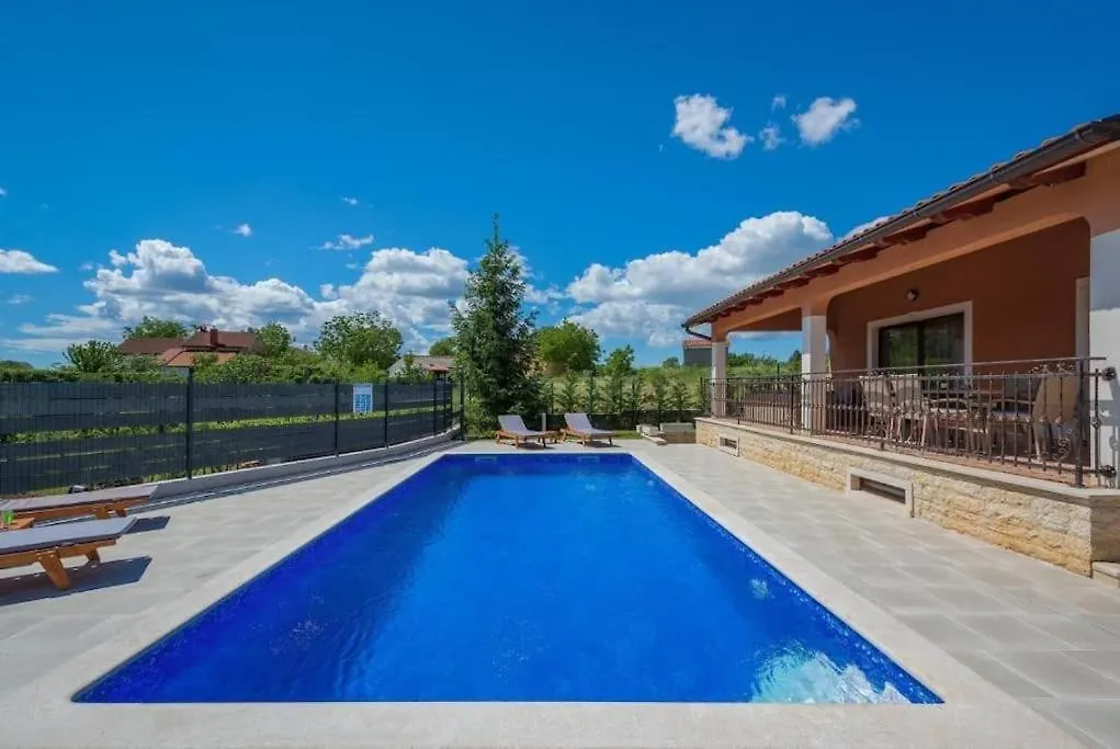 Villa Luna, Tinjan