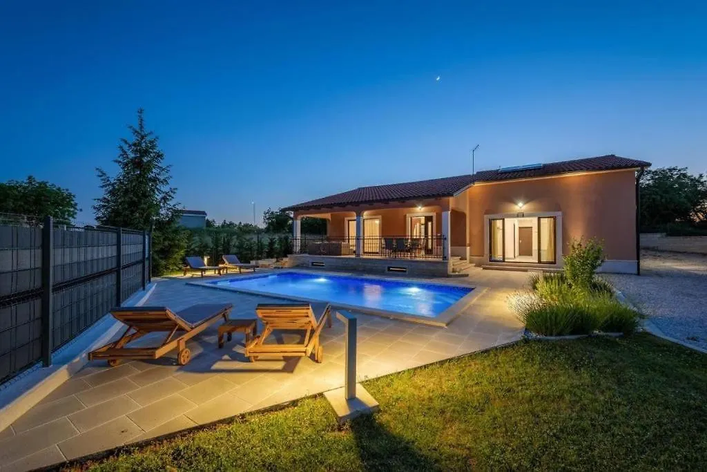 Villa Luna, Tinjan